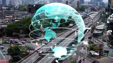 Geleceğin trafik kontrolü için akıllı ulaşım teknolojisi değiştirme konsepti. Sanal akıllı sistem sürücü için şehir caddesindeki araç verilerini bağlamak için sürüş bilgisi analizi yapıyor .