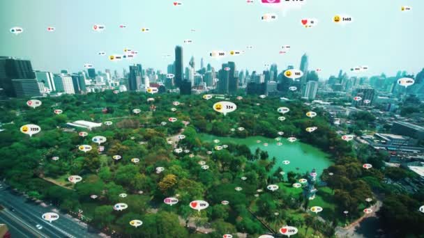 Ikon Media Sosial Terbang Atas Pusat Kota Menunjukkan Hubungan Timbal — Stok Video