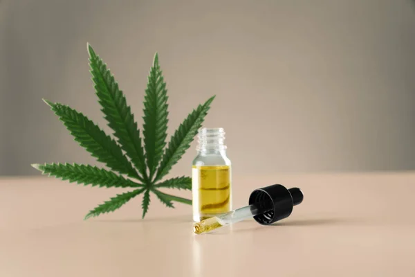 Cannabis Sativa Kender Levél Konténer Cbd Olaj Csepegtető Fedél Fehér — Stock Fotó