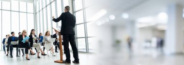 Seminer konferansında toplanan bir grup iş adamı daha geniş bir görüşe sahip. Seyirciler, çalışanların eğitim seanslarındaki eğitmenleri dinliyor. Konuşmacıyla ofis çalışanları toplantısı .