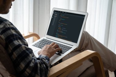 Model uygulama ve program kodlaması için bilgisayar ekranında yazılım geliştirme programlama