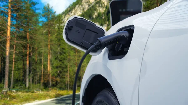 逐步提高绿色森林充电站可再生能源和清洁能源驱动电动汽车的环保意识 未来汽车的电动车 — 图库照片