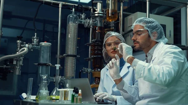 Két Hivatásos Egyenruhás Tudós Akik Vegyi Orvosbiológiai Kísérleteket Végeznek Laboratóriumban — Stock Fotó