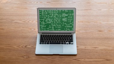 Bilgisayar ekranında bilim ve eğitim kavramını gösteren matematiksel denklemler ve modem formülü