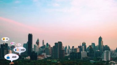 Sosyal medya simgeleri, sosyal ağ uygulama platformu üzerinden insanların karşılıklı bağlantılarını gösteriyor. Çevrimiçi toplum ve sosyal medya pazarlama stratejisi kavramı .