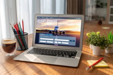 Online uçuş rezervasyon sitesi mod rezervasyon sistemi sağlar. Seyahat teknolojisi kavramı .