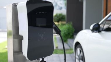 Ev şarj istasyonu EV otomobiller için çevre dostu sürdürülebilir bir güç kaynağı sağlıyor. Elektrikli araçlar için gelecekteki yeşil enerji depolama konsepti.