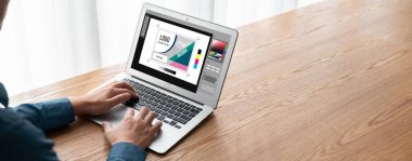 Web sayfasının modern tasarımı ve bilgisayar ekranında gösterilen ticari reklamlar için grafiksel tasarımcı yazılımı
