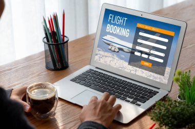 Online uçuş rezervasyon sitesi mod rezervasyon sistemi sağlar. Seyahat teknolojisi kavramı .