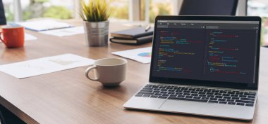 Model uygulama ve program kodlaması için bilgisayar ekranında yazılım geliştirme programlama