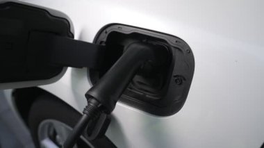 Ev şarj istasyonu, elektronik araç için sürdürülebilir, yenilenebilir enerji kaynağı, modern modern yaşam tarzı için evdeki EV arabaları sağlıyor. Çevre dostu melez elektro ve petrol aracı bataryası.