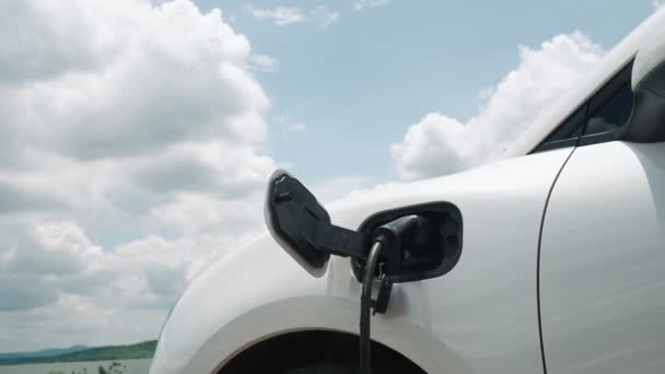 Progressief Concept Van Elektrische Auto Auto Naast Laadstation Natuurlijke Achtergrond — Stockvideo