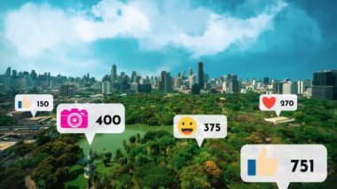 Sosyal medya simgeleri, sosyal ağ uygulama platformu üzerinden insanların karşılıklı bağlantılarını gösteriyor. Çevrimiçi toplum ve sosyal medya pazarlama stratejisi kavramı .