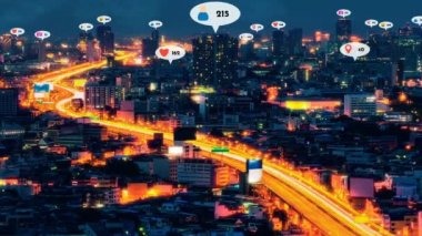 Sosyal medya simgeleri, sosyal ağ uygulama platformu üzerinden insanların karşılıklı bağlantılarını gösteriyor. Çevrimiçi toplum ve sosyal medya pazarlama stratejisi kavramı .