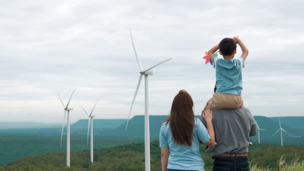 Koncepcja Progresywnej Szczęśliwej Rodziny Cieszącej Się Życiem Farmie Turbin Wiatrowych — Wideo stockowe