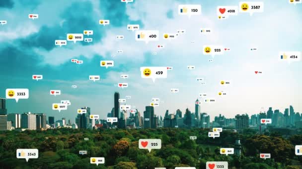 社交媒体图标在市中心上空飞驰 通过社交网络应用平台向人们展示互惠互利的关系 在线社区和社交媒体营销战略的概念 — 图库视频影像