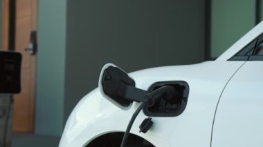 Ev şarj istasyonu, elektronik araç için sürdürülebilir, yenilenebilir enerji kaynağı, modern modern yaşam tarzı için evdeki EV arabaları sağlıyor. Çevre dostu melez elektro ve petrol aracı bataryası.