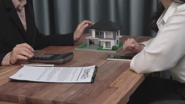 Zbliżenie Entuzjastyczna Agencja Nieruchomości Zapewnia Klientowi Informacje Umowy Kupna Domu — Wideo stockowe