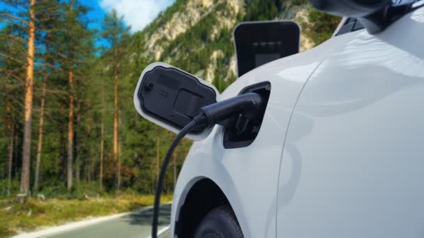 Fortschrittliches Mobilitätskonzept Mit Halt Für Elektrofahrzeuge Zum Aufladen Von Energie — Stockvideo