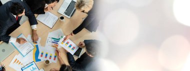 İş adamları grup toplantısı ofisteki en geniş bakış açısından çekildi. İş kadınları, iş adamları ve ofis çalışanları, proje planlama belgeleriyle takım konferansında toplantı masasında çalışıyorlar. .