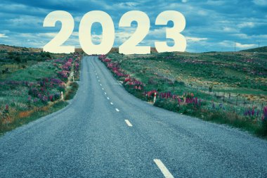 2023 yılbaşı seyahati ve gelecek vizyon konsepti. 2023 'ün başında, yeni ve başarılı bir başlangıç için mutlu bir yeni yıl kutlamasına götüren doğa manzarası. .