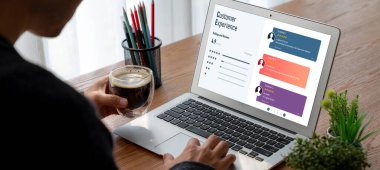 Şirket işleri için mod bilgisayar yazılımının müşteri deneyimi ve gözden geçirme analizi