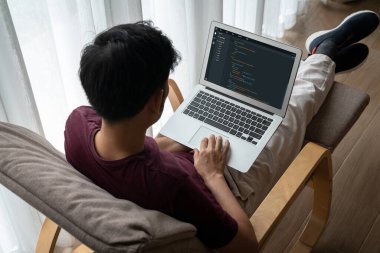 Model uygulama ve program kodlaması için bilgisayar ekranında yazılım geliştirme programlama