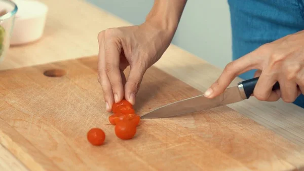 Κοντά Χέρια Κρατώντας Ένα Μαχαίρι Ετοιμάζοντας Ένα Ικανοποιημένο Γεύμα Τομάτες — Φωτογραφία Αρχείου