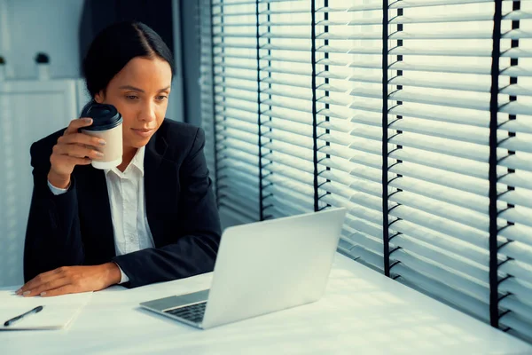 Competent Female Employee Sits Her Desk Cup Coffee Modern Employee — Fotografia de Stock