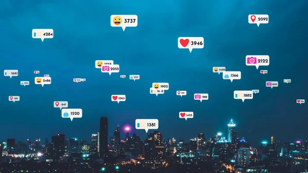 Ikony Sociálních Médií Létají Nad Centrem Města Ukazují Lidem Vzájemné — Stock fotografie