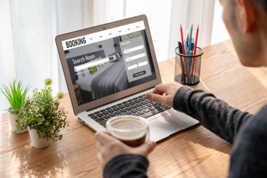 Çevrimiçi otel konaklama rezervasyon sitesi mod rezervasyon sistemi sağlar. Seyahat teknolojisi kavramı .