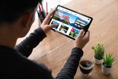 Model arama ve seyahat planlama için internet sitesi uçuş, otel ve tur rezervasyonları için anlaşma ve paket sunuyor
