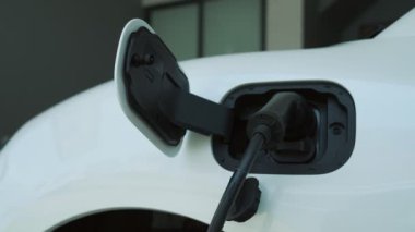 Ev şarj istasyonu, elektronik araç için sürdürülebilir, yenilenebilir enerji kaynağı, modern modern yaşam tarzı için evdeki EV arabaları sağlıyor. Çevre dostu melez elektro ve petrol aracı bataryası.
