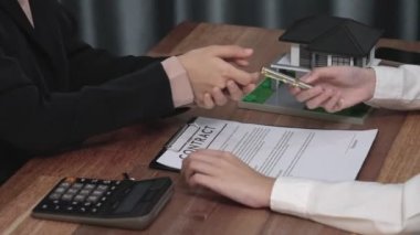 İş kadını ofiste başarılı bir iş anlaşması yaptıktan sonra sözleşme imzaladı. Hevesli müşteri el yazısı resmi kredi, gayrimenkul veya yatırım sözleşmesi belgesine imza atıyor.