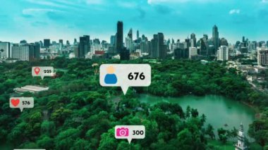 Sosyal medya simgeleri, sosyal ağ uygulama platformu üzerinden insanların karşılıklı bağlantılarını gösteriyor. Çevrimiçi toplum ve sosyal medya pazarlama stratejisi kavramı .