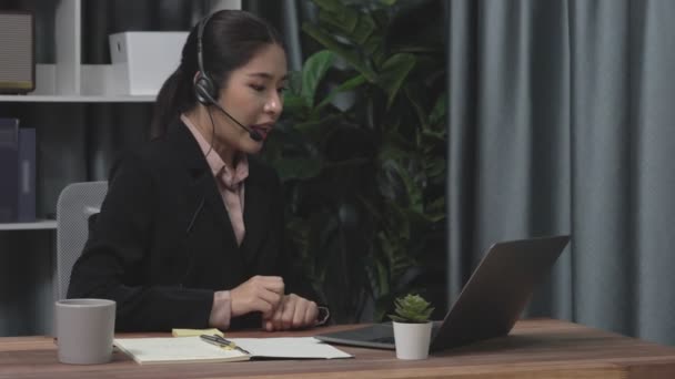 Üzletasszony Fülhallgatót Mikrofont Visel Asztalánál Dolgozik Laptopot Használ Lelkes Női — Stock videók