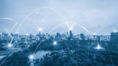 Şehir üzerinde bağlantı ağı karşılıklılığına sahip akıllı dijital şehir. Şehirdeki insanları birbirine bağlayan gelecek akıllı kablosuz dijital şehir ve sosyal medya ağı kavramı .