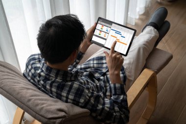 Ekip projesinin zaman çizelgesini gösteren bilgisayar ekranında, modern iş projesi yönetimi için proje planlama yazılımı