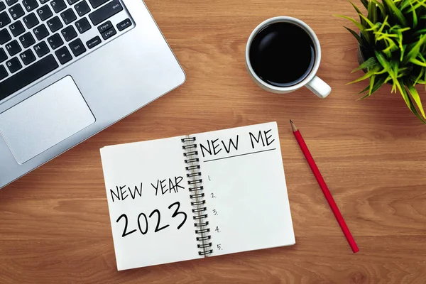 2023新年快乐目标列表和计划设定 商务办公室写字台 笔记本上有新年目标的计划列表和计划设定 变化和确定概念 — 图库照片