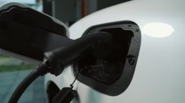 Ev şarj istasyonu, elektronik araç için sürdürülebilir, yenilenebilir enerji kaynağı, modern modern yaşam tarzı için evdeki EV arabaları sağlıyor. Çevre dostu melez elektro ve petrol aracı bataryası.