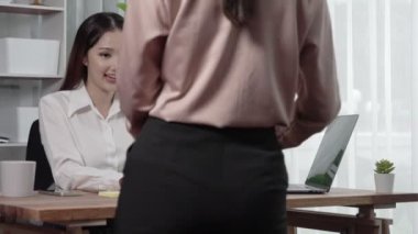 Profesyonel İnsan Kaynakları müdürüyle genç ve hevesli bir görüşme. Başvuru sahiplerini inceleyen işveren, iş görüşmesine hazırlanmak üzere işe devam ediyor.