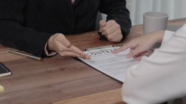 Kapalı kapılar ardında hevesli genç bir iş kadını ofiste finansal iş sözleşmesi görüşmeleri yapıyor. Müşteri, şirket ofisindeki profesyonel müdürle anlaşma yapıyor. Yasal evrak işleriyle uğraşan iş avukatı.