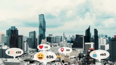 Sosyal medya simgeleri, sosyal ağ uygulama platformu üzerinden insanların karşılıklı bağlantılarını gösteriyor. Çevrimiçi toplum ve sosyal medya pazarlama stratejisi kavramı .