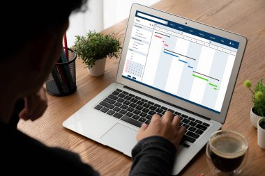 Ekip projesinin zaman çizelgesini gösteren bilgisayar ekranında, modern iş projesi yönetimi için proje planlama yazılımı