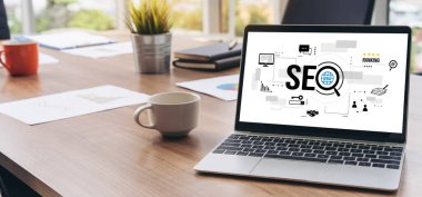 Model e-ticaret için SEO arama motoru optimizasyonu ve bilgisayar ekranında gösterilen çevrimiçi perakende işi