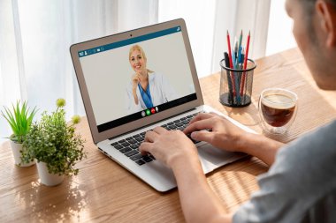 Hasta ile sanal görüşme için mod teletıp yazılım uygulaması tarafından çevrimiçi doktor görüntüsü çağrısı