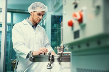 Bir bilim adamının portresi, eczacı laboratuarda bilimsel ekipman kullanarak kenevir yağı çıkarıyor. Alternatif tıbbi tedavi için esrar çıkarma kavramı. CBD petrol çıkarma kavramı.