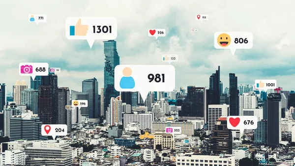 Ikony Mediów Społecznościowych Przelatują Nad Centrum Miasta Pokazując Ludziom Wzajemność — Zdjęcie stockowe