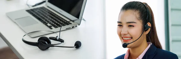 Biznesmeni Noszący Słuchawki Pracujący Biurze Szerszym Zakresie Wspierają Zdalnego Klienta — Zdjęcie stockowe
