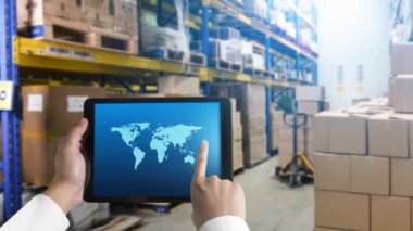 Depo yönetimi, mal teslimatının gerçek zamanlı izlenmesi için bilgisayarda becerikli bir yazılım. Bilgisayar ekranı, depolama ve tedarik zinciri dağılımı için akıllı envanter göstergesi .